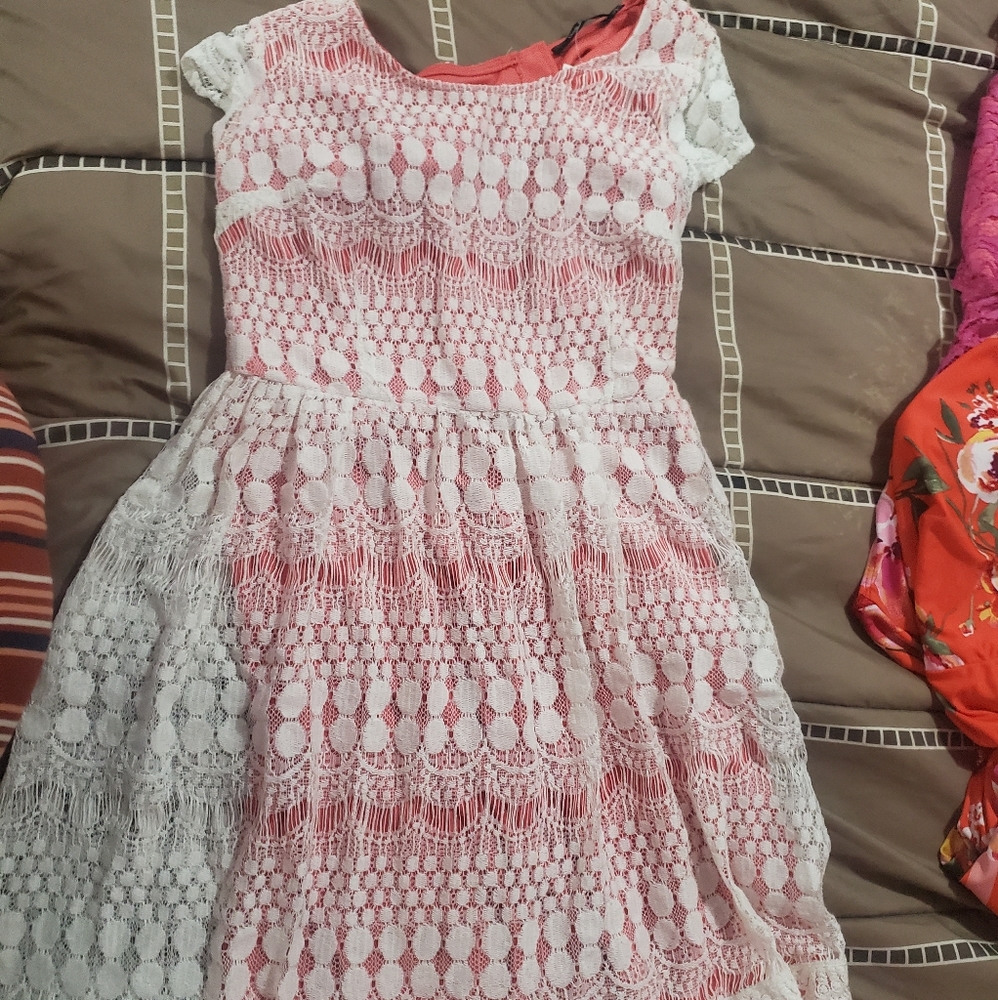 NWT Doe & Rae Coral Lace Dress with Cap Sl…